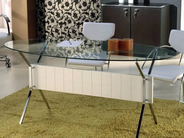 Parede espelhada em sala de jantar com lustre